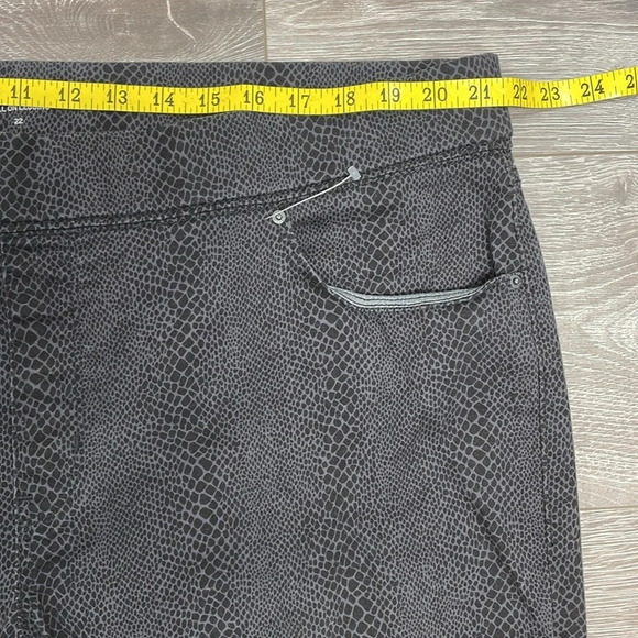 NWOT Levi’s Pull On Leggings Black Gray Repty Snake Print 22 - Picture 8 of 16